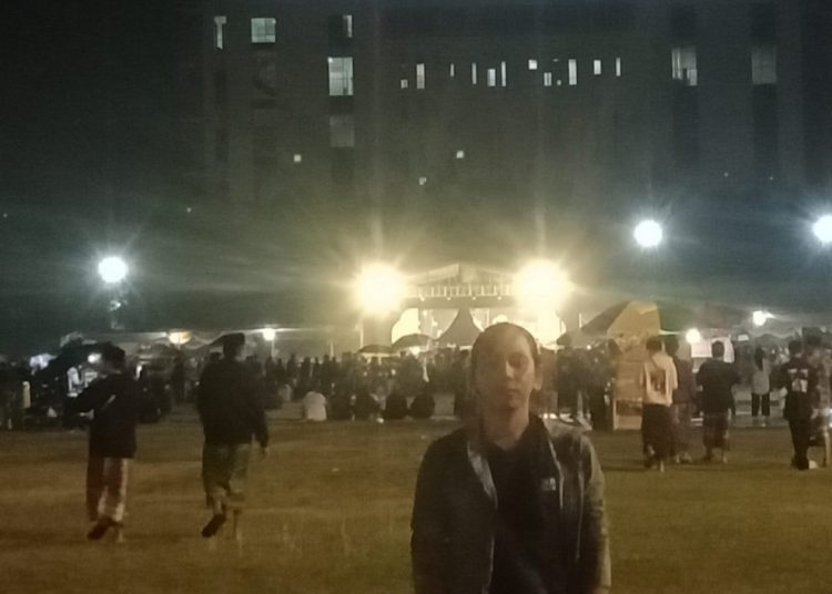 Warga Bojonegoro mendatangi Alun-Alun mengikuti acara Full Moon Sinau Bareng Cak Nun.