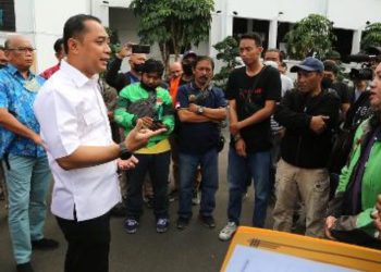 Wali Kota Surabaya Eri Cahyadi saat bertemui pengemudi ojek online di sela-sela acara Sambat Warga, di lobby Balai Kota.