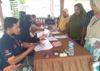 Salah satu kegiatan pembagian Bantuan Langsung Tunai Bahan Bakar Minyak (BLT BBM) dan Program Sembako di Kecamatan Kedungadem Bojonegoro.