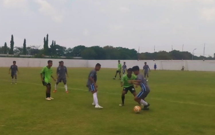 Kejuaraan Soeratin U-13 dan U-15 di Gelora Putra Lakarsantri Surabaya.