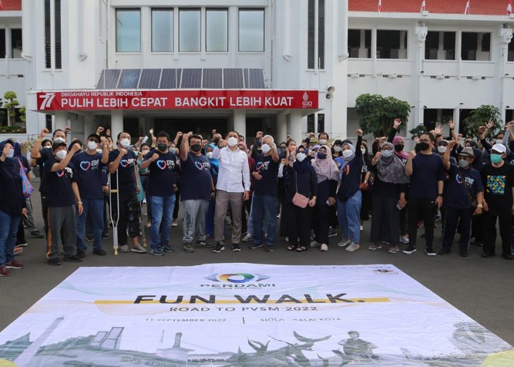 Wali Kota Surabaya Eri Cahyadi membuka kegiatan olahraga Fun Walk bersama Perhimpunan Dokter Spesialis Mata (Perdami) Jawa Timur di Taman Surya Balai Kota Surabaya.