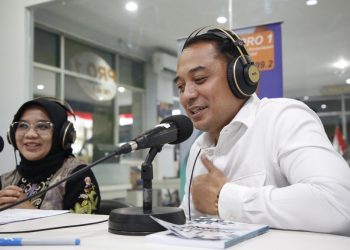 Wali Kota Surabaya Eri Cahyadi bersama Rini Indriyani menjadi presenter berita di RRI dalam rangka peringatan Hari Radio Nasional.