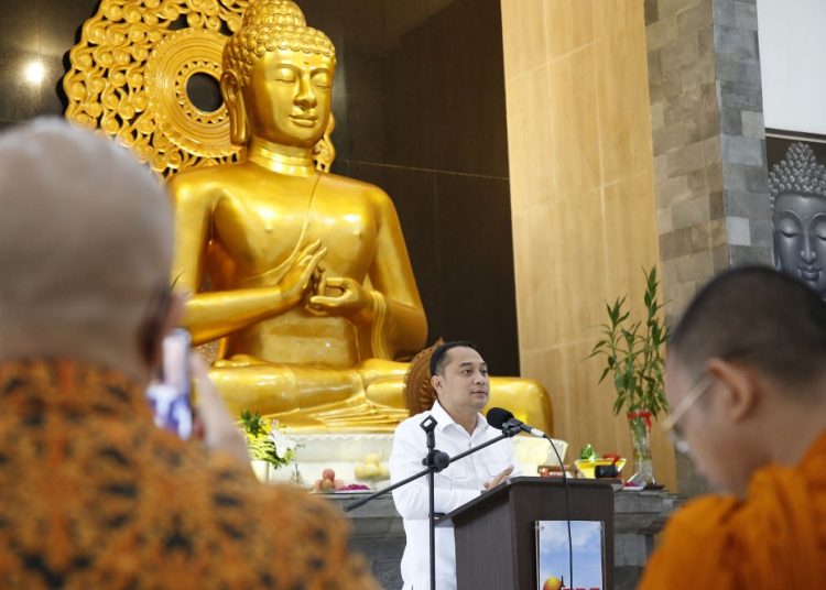 Wali Kota Surabaya Eri Cahyadiemberikan sambutan dalam pelantikan Pengurus Cabang (PC) Persatuan Umat Buddha Indonesia (Permabudhi) Kota Surabaya periode 2022 - 2026 di Vihara Buddhayana Dharmawira Center.
