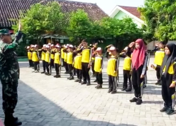 Pelatihan dasar baris-berbaris kepada siswa-siswi tingkat Sekolah Dasar Negeri (SDN) Mojo, Kecamatan Kalitidu, Bojonegoro.