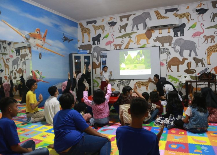 Salah satu kegiatan di Rumah Anak Prestasi yang berada di Jalan Nginden Semolo 23 Surabaya.