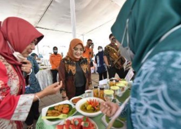 Ketua TP PKK Surabaya Rini Indriyani meninjau makanan olah