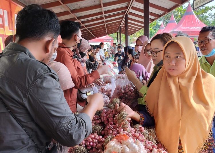 Masyarakat antusias membeli sejumlah komoditi dalam operasi pasar dan lumbung pangan.