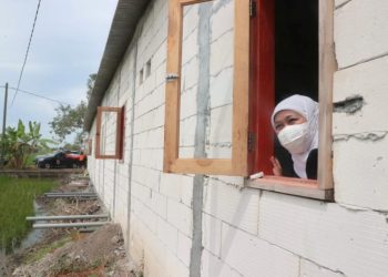 Gubernur Jawa Timur Khofifah Indar Parawansa di sela menyerahkan kunci rumah hasil bantuan Rumah Tinggal Layak Huni (Rutilahu) untuk tujuh keluarga di Desa Kedung Banteng, Kecamatan Tanggulangin, Sidoarjo.