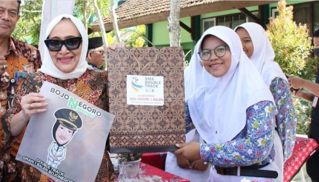 Bupati Bojonegoro Anna Mu'awanah melihat produk-produk unggulan dari SMAN 1 Balen di sela dialog interaktif dengan para siswa-siswi di sekolah tersebut.