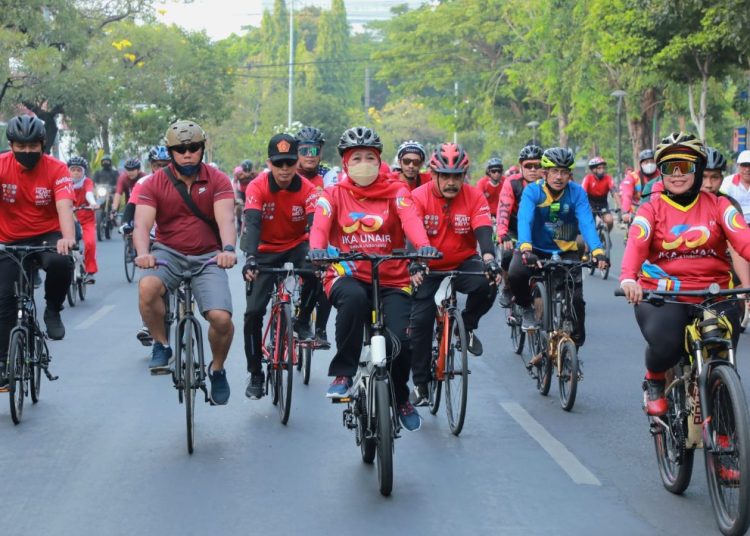 Gubernur Jatim Khofifah Indar Parawansa nggowes bareng dalam rangka Hari Jantung Dunia. dan Hari Ulang Tahun Ke-50 (Emas) Ikatan Alumni (IKA) Unair.