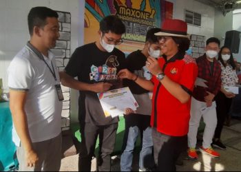 Ketua Persatuan Catur Seluruh Indonesia (Percasi) Surabaya, Budi Leksono (kaus merah) bersama Manajer Hotel Maxone Dharmahusada Abdul Najib (kiri) menyerahkan hadiah kepada Moh Ervan yang memenangi Maxone Dharmahusaha Cup III Chess Tournament.