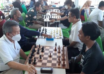 Para penggemar catur open category dalam Maxone Dharmahusada Cup III Chess Tournament. PWI Jatim mengirimkan wartawan di turnamen ini sebagai persiapan jelang Porwanas XIII.