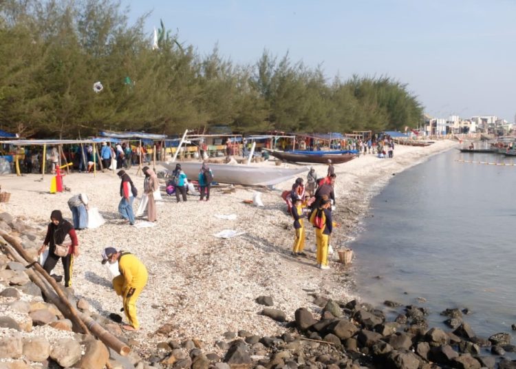 Kerja bakti membersihkan sampah memperingati World Cleanup Day (WCD) 2022 di Pantai Kenjeran.
