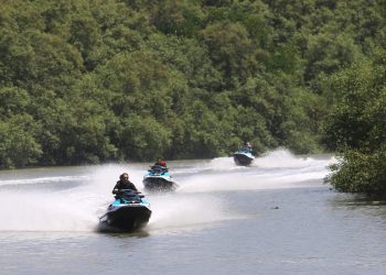 Jetski menjadi salah satu wahana di Romokalisari Adventure Land. Di lokasi ini masih ada wahana lain, misalnya playground, mini zoo, arena berkuda, ATV, kano dan sekoci di mangrove.