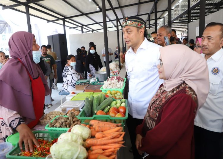 Wali Kota Surabaya Eri Cahyadi di sela meresmikan Pasar Wisata Penjaringansari di Jalan Raya Pandugo, Surabaya.