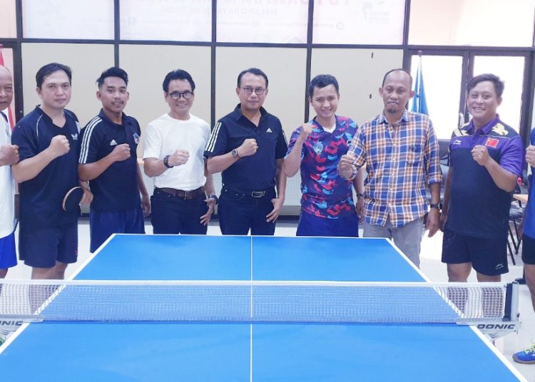 Kontingen cabor tenis meja PWI Jatim usai berlatih sebagai persiapan jelang Porwanas XIII.