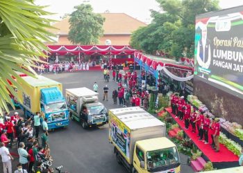 Suasana pelepasan  puluhan truk yang mengangkut komoditas kebutuhan bahan pokok untuk kegiatan Operasi Pasar Lumbung Pangan Jatim.