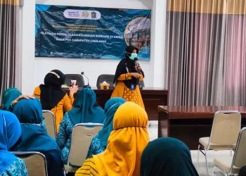 Kegiatan pengabdian kepada masyarakat oleh dosen program studi Ekonomi Islam (Ekis) Fakultas Ekonomika dan Bisnis Universitas Negeri Surabaya dengan tema “Pengelolaan Keuangan Berbasis Syariah” di gedung Panti PKK Lumajang.