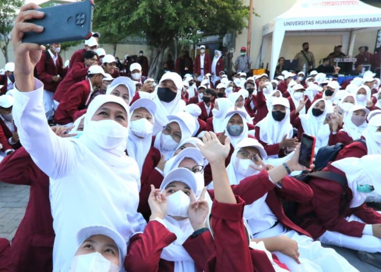 Gubernur Jatim Khofifah Indar Parawansa saat pembukaan acara pengenalan lingkungan kampus yang disebut MOX (Mastama, Ordik dan Expo UKM) UMS.