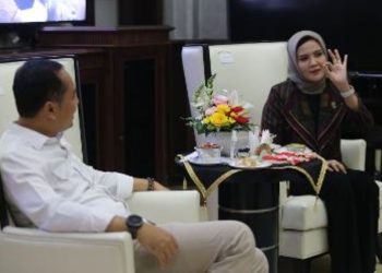 Sekretaris Jenderal (Sekjen) PP Persatuan Bola Basket Seluruh Indonesia (Perbasi), Nirmala Dewi saat beraudiensi dengan Wali Kota Surabaya Eri Cahyadi.