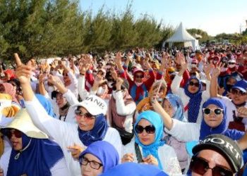 Kader Surabaya Hebat (KSH) menikmati keindahan alam di Romokalisari Adventure Land.