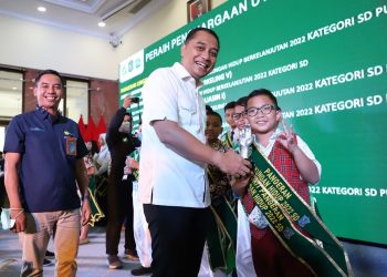 Wali Kota Surabaya Eri Cahyadi dalam awarding pemenang Pangeran dan Puteri Lingkungan Hidup tahun 2022.
