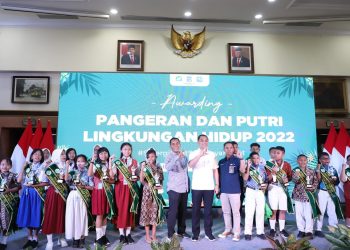 Para pemenang Pangeran dan Puteri Lingkungan Hidup tahun 2022 dalam awarding di lobby lantai 2, Balai Kota Surabaya.