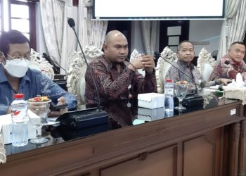 Empat direksi PD Pasar Surya saat paparan ‘100 Hari Kerja’ di hadapan Wali Kota Surabaya Eri Cahyadi.