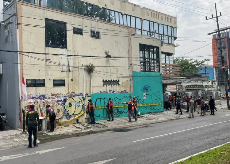Personel Satuan Polisi Pamong Praja (Satpol) PP Kota Surabaya melakukan penyegelan bangunan di Jalan Ngagel Jaya.