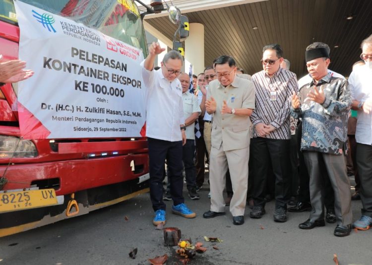 Menteri Perdagangan RI Zulkifli Hasan melepas ekspor senilai USD 1,2 Juta yang dilakukan PT Maspion Group di Maspion I Sidoarjo.