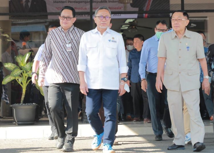 Sekretaris Daerah Prov Jawa Timur Adhy Karyono mendampingi Menteri Perdagangan RI Zulkifli Hasan melepas ekspor senilai USD 1,2 Juta yang dilakukan PT Maspion Group di Maspion I Sidoarjo.