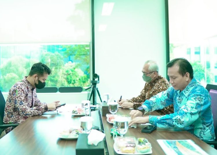 Wakil Gubernur Emil Elestianto Dardak melakukan pertemuan bersama Sekjen Dewan Nasional KEK di kantor Sekretariat Denas KEK, MNC Tower.