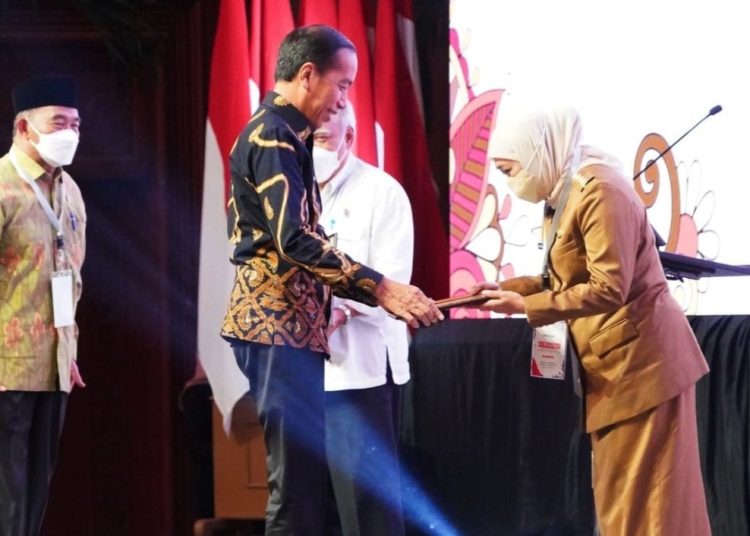 Gubernur Jawa Timur Khofifah Indar Parawansa menerima Data Pensasaran Percepatan Penghapusan Kemiskinan Ekstrem (P3KE) dari Presiden Joko Widodo.