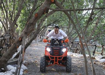 Wali Kota Surabaya Eri Cahyadi mencoba wahana ATV di kawasan Eco Wisata Romokalisari.
