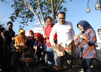 Wali Kota Surabaya Eri Cahyadi bersama Ketua Tim Penggerak (TP) PKK Kota Surabaya Rini Indriyani dalam “Rek Ayo Rek” di Taman Hiburan Pantai Kenjeran.