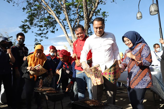 Wali Kota Surabaya Eri Cahyadi bersama Ketua Tim Penggerak (TP) PKK Kota Surabaya Rini Indriyani dalam “Rek Ayo Rek” di Taman Hiburan Pantai Kenjeran.