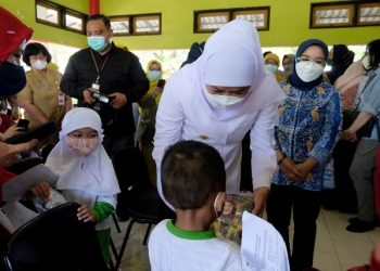 Ketua Tim Penggerak (TP) PKK Kota Surabaya Rini Indriyani mendampingi Gubernur Jawa Timur Khofifah Indar Parawansa meninjau Bulan Imunisasi Anak Nasional (BIAN) di TK Islam Al Fajar Surabaya.