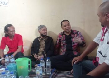 Wali Kota Surabaya Eri Cahyadi takziah ke rumah duka atas berpulangnya Sapari Suhendra atau Cak Sapari, seniman ludruk legendaris.