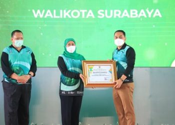 Wali Kota Surabaya Eri Cahyadi menerima penghargaan sebagai kepala daerah pembina proklim terbaik yang diserahkan Gubernur Jawa Timur Khofifah Indar Parawansa.