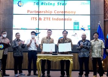 Jajaran pimpinan PT ZTE Indonesia dan ITS menunjukkan naskah Memorandum of Understanding (MoU) usai penandatangan MoU di Auditorium Pascasarjana ITS.