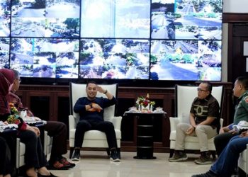 Wali Kota Surabaya Eri Cahyadi menerima kunjungan kerja (kunker) wakil bupati bersama ketua DPRD Kabupaten Kubu Raya, Kalimantan Barat.