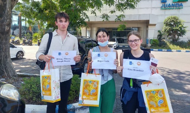 Mahasiswa internasional ITS saat dijemput di Bandara Internasional Juanda.