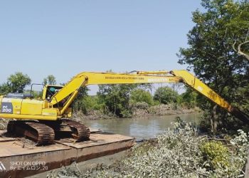 Normalisasi saluran sekaligus pelebaran sungai di kawasan Mangrove Wonorejo yang dikerjakan Dinas Sumber Daya Air dan Bina Marga Pemkot Surabaya.