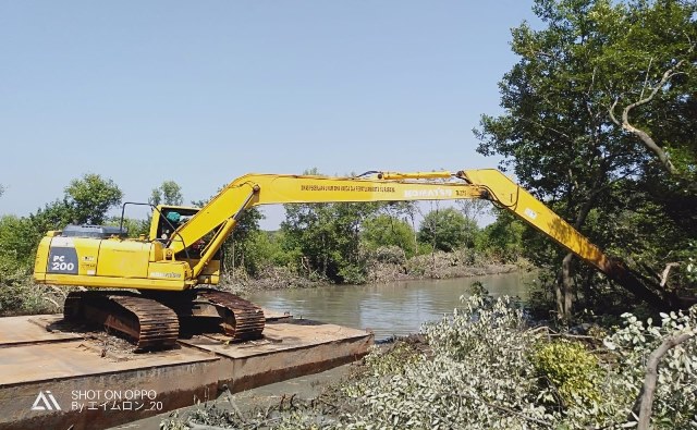 Normalisasi saluran sekaligus pelebaran sungai di kawasan Mangrove Wonorejo yang dikerjakan Dinas Sumber Daya Air dan Bina Marga Pemkot Surabaya.