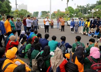 Wali Kota Surabaya Eri Cahyadi menemui para mahasiswa dalam pertukaran Mahasiswa Merdeka dari perguruan tinggi di berbagai daerah di halaman Taman Surya.