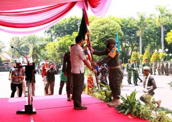 Wali Kota Surabaya Eri Cahyadi menyambut bendera Pataka Provinsi Jawa Timur "Jer Basuki Mawa Beya" di halaman Kantor Balai Kota, Surabaya.