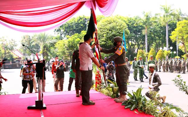 Wali Kota Surabaya Eri Cahyadi menyambut bendera Pataka Provinsi Jawa Timur "Jer Basuki Mawa Beya" di halaman Kantor Balai Kota, Surabaya.