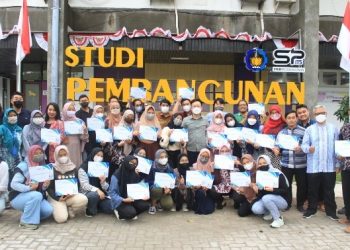 Para peserta pelatihan e-Book dan jajaran dosen Departemen Studi Pembangunan ITS serta delegasi dari Arasoft setelah menerima sertifikat pelatihan.