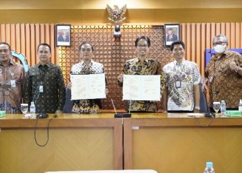 Rektor ITS Prof Dr Ir Mochamad Ashari MEng (tiga dari kanan) dan Direktur Umum dan SDM BPJS Ketenagakerjaan Abdur Rahman Irsyadi (tiga dari kiri) usai penandatanganan MoU.