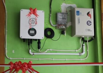 Sistem on grid, yaitu kombinasi antara sumber listrik dari PLN dan panel surya untuk pengoperasian mesin pasteurisasi  pengolah susu karya Tim Abmas ITS.